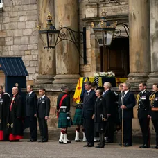 Rakva s pozostatkami kráľovnej Alžbety II. už je v Edinburghu