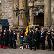 Rakva s pozostatkami kráľovnej Alžbety II. už je v Edinburghu