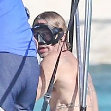 Brad Pitt na dovolenke.