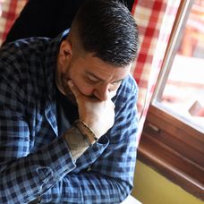 Zadumaný šéf študuje jedálny lístok