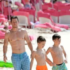 Mark Wahlberg ukázal na Barbadose vypracovanú postavu
