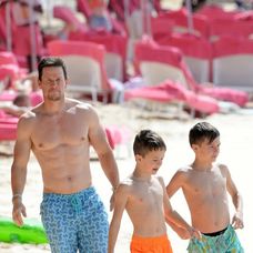 Mark Wahlberg ukázal na Barbadose vypracovanú postavu
