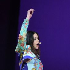 Dua Lipa zaspievala hit New Rules na Brit Awards 2018