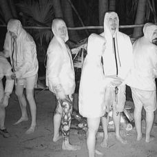 Michael skončil na zemi a ostatní sa mu snažili pomôcť.