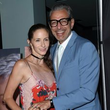 Jeff Goldblum z Jurského parku je ženatý s olympijskou atlétkou Emilie Livingstone mladšou o 31 rokov.