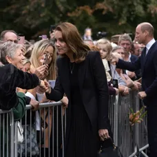 William a Kate pozdravili smútiaci dav.