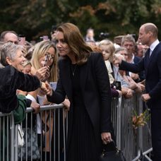 William a Kate pozdravili smútiaci dav.