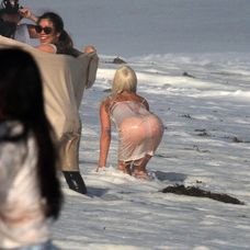 Lady Gaga fotila na pláži.