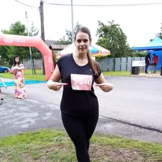 Medvede stoja prí dráhe.