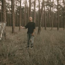 Zábery z nového videoklipu rapera Majselfa, v ktorom si zahral Victor Ibara z Druhej šance.
