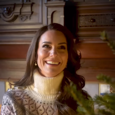 Princezná Kate zdobí vianočný stromček.