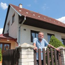 V dome pána Kováčika býva starosta Frlajz