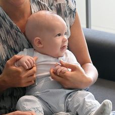 Kráľovský pár s Archiem navštívil Desmonda Tutu.