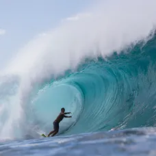 Po útoku žraloka zomrela surferská legenda Tamayo Perry