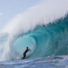 Po útoku žraloka zomrela surferská legenda Tamayo Perry