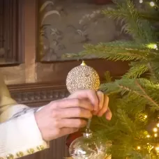Princezná Kate zdobí vianočný stromček.