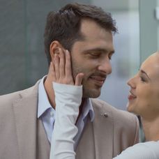 Alex s Lenkou strávi noc Z Emy sa je preto žiarlivá stíhačka.mp4