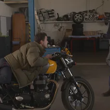 Edo premýšľa nad kúpou motorky.