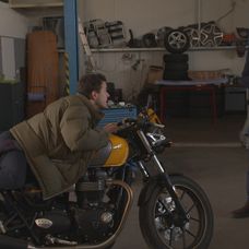 Edo premýšľa nad kúpou motorky.