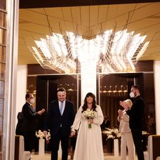 Šťastní mladomanželia.