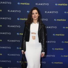 Sarah Arató na premiére seriálu Klamstvo
