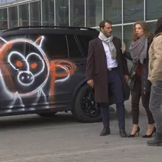 Luky posprejoval Alexovi auto.