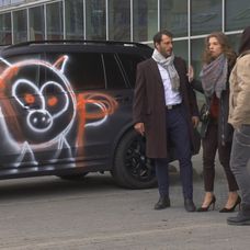 Luky posprejoval Alexovi auto.