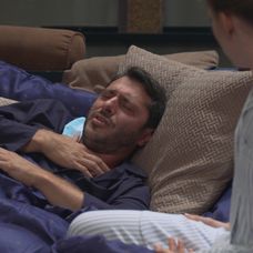 Alex sa tvári, akoby mu odbíjali posledné hodiny.