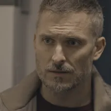 Andrej navštívi rodičov pacienta, ktorý zomrel.