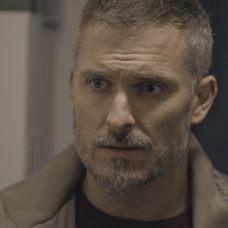 Andrej navštívi rodičov pacienta, ktorý zomrel.