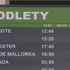 Gréta a Tomáš idú na letisko hľadať dievčatá.