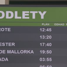 Gréta a Tomáš idú na letisko hľadať dievčatá.