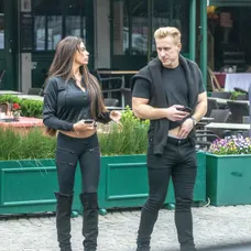 Kris Boyson niečo stále hľadal v rozkroku. 