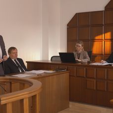 Gréta a Noro na rozvodovom pojednávaní.