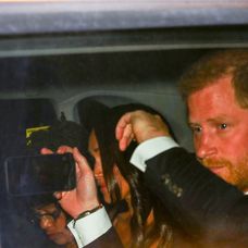 Harryho a Meghan naháňali na aute