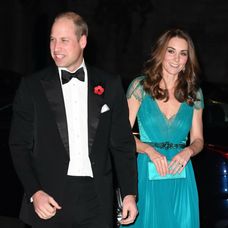 Kate Middleton v róbe od Jenny Packham teraz.