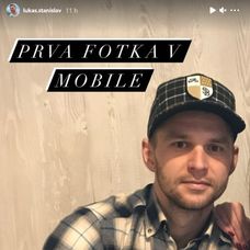 Z tejto fotky evidentne radšej odstrihol slečnu vedľa seba. Žeby kvôli Xénii?