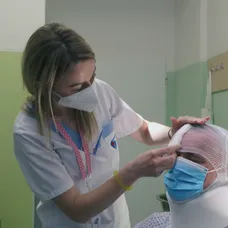 Sestrička pomáha Marošovi s premenou