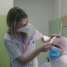 Sestrička pomáha Marošovi s premenou