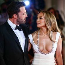 Ben Affleck a Jennifer Lopez na premiére filmu The Last Duel na Benátskom filmovom festivale