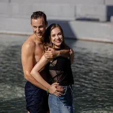 Nakrúcanie vo fontáne si herci užívali.