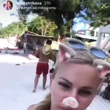 Eva v bikinách na dovolenke.