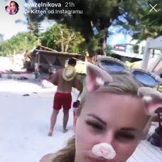 Eva v bikinách na dovolenke.