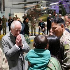 Karol III. odovzdal vojenský titul synovi Williamovi