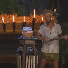 Na kmeňovej rade dostal najviac hlasov Márty, ale výberom džbána s vodou si zaistil šancu na záchranu.