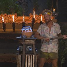 Na kmeňovej rade dostal najviac hlasov Márty, ale výberom džbána s vodou si zaistil šancu na záchranu.