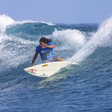 Po útoku žraloka zomrela surferská legenda Tamayo Perry