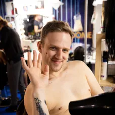 Braňo Mosný neplnánovane ukázal pírsing.
