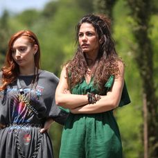 Başak Gümülcinelioğlu v seriáli S hlavou v oblakoch