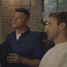 Moderátor Vlado Varecha v seriáli Mama na prenájom